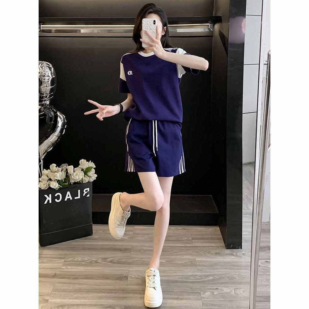 Bộ đồ nữ phong cách thể thao sọc trắng.